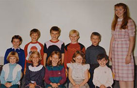 photo of Bev with class of students in 1984